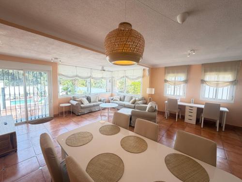 Camelia Beach House Pool, BBQ and Beach