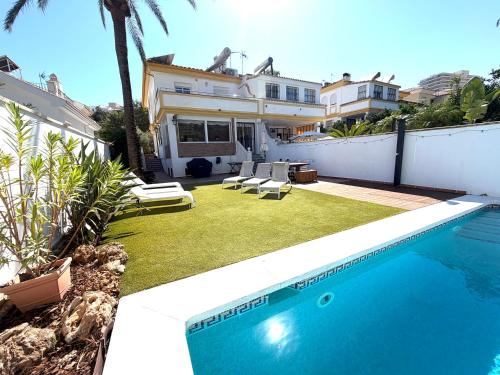 Camelia Beach House Pool, BBQ and Beach