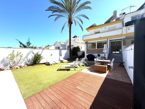 Camelia Beach House Pool, BBQ and Beach