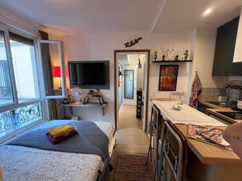 COSY and CHARMING in HISTORIC MONTMARTRE