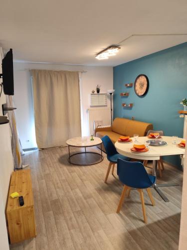 Flat near center free parking inside 4 people