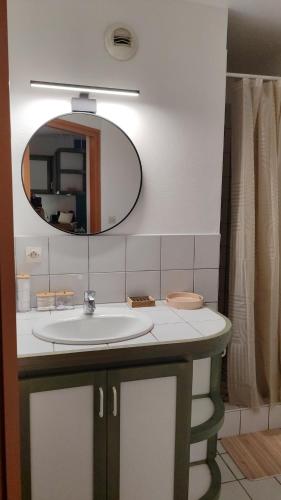Flat near center free parking inside 4 people