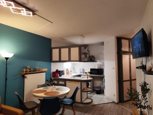Flat near center free parking inside 4 people