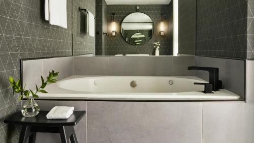 Kupaonica u objektu Kimpton Marlowe by IHG