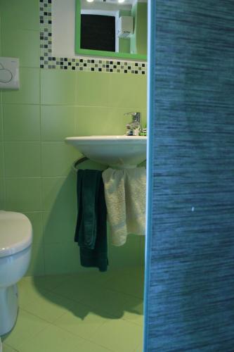 een badkamer met een wastafel en een toilet bij Casa Luna in Apricale