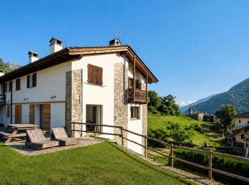 a farmhouse with a view of the house at Ca' Bastiàn in Sacco