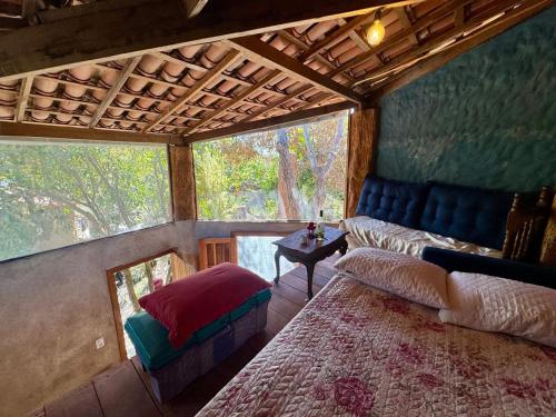 a living room with a couch and a table at JAGATÁ- Nossa comunidade in Igatu