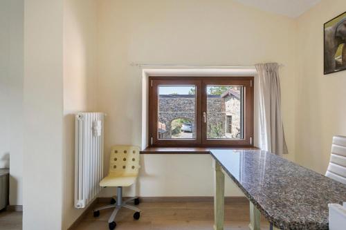 a dining room with a table and a window at Da Dani Casa Vacanza in Pontremoli