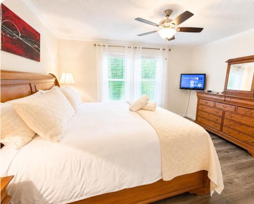 a bedroom with a bed and a ceiling fan at Beautiful, Cozy home in Concord in Concord