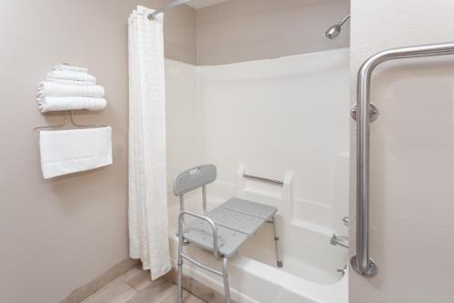 Ванна кімната в Super 8 by Wyndham Michigan City