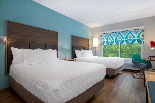 a hotel room with two beds and a window at Tru By Hilton Gananoque, On in Gananoque