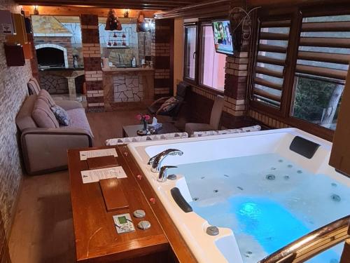 eine große Badewanne in einem Wohnzimmer in der Unterkunft Ranch Diamond Sarajevo with Jacuzzi in Vogošća