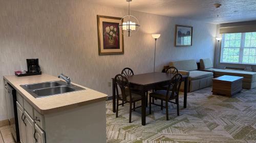 kuchnia i salon ze stołem i kanapą w obiekcie Split Rock Resort w mieście Lake Harmony