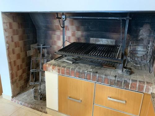 a grill sitting on top of a brick wall at Alem plaza apart in Comodoro Rivadavia