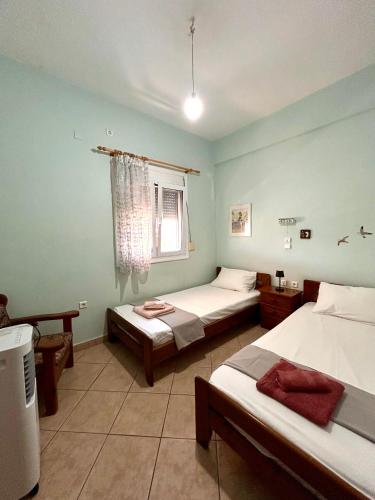 a room with two beds and a window at Komi Seaside Living in Kómi