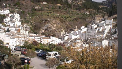 um monte de casas brancas numa montanha em Casa Rural El Solarillo em Cazorla