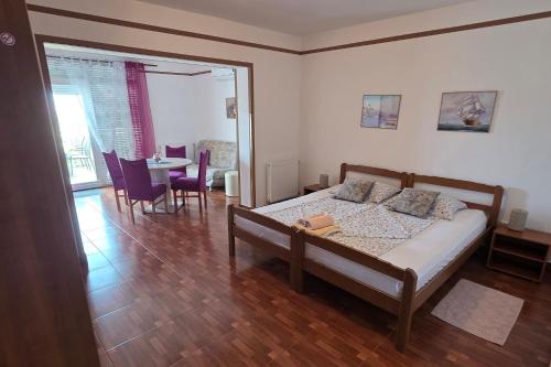 Apartments with parking space Novi Vinodolski - 15823