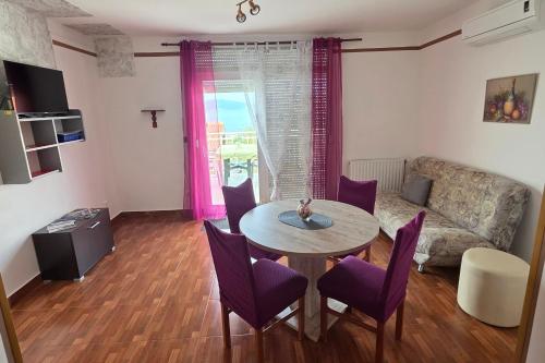 Apartments with parking space Novi Vinodolski - 15823