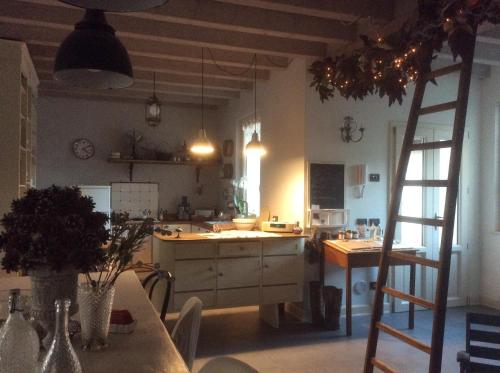 een keuken met een ladder in het midden van een kamer bij Appartamento73 in Cignone