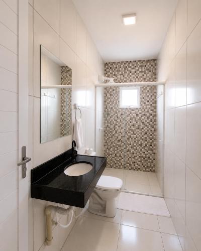 a bathroom with a black sink and a toilet at Ondas do Preá - 700m da Praia - 12 km de Jeri in Prea