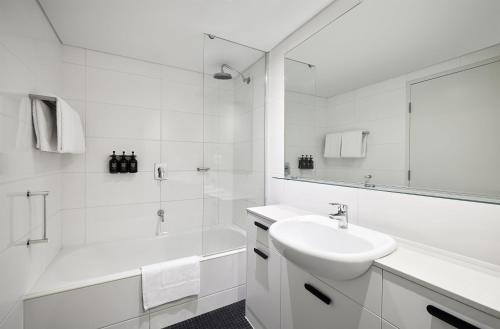 Et bad på Adina Apartment Hotel Perth