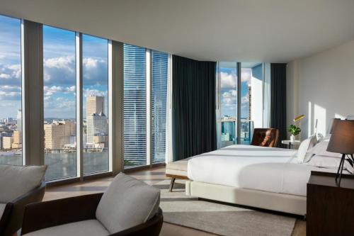 Ένα ή περισσότερα κρεβάτια σε δωμάτιο στο Kimpton EPIC Hotel by IHG
