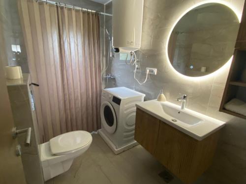 a bathroom with a toilet and a sink and a mirror at Kuća za odmor Aranđelovac in Arandelovac