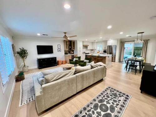 a living room with a couch and a kitchen at Casa Gia- Quiet Luxury Biltmore Area - Heated Pool in Phoenix
