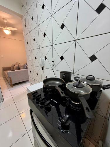 a kitchen with a stove with a pan on it at Apto com 2 quartos e A/C no Centro in Montes Claros