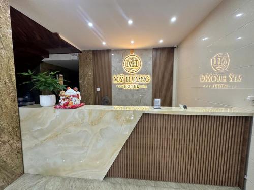 a lobby of a hotel with a marble counter at Mỹ Hương Hotel in Quang Tri