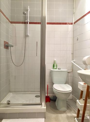 une salle de bain avec une douche, des toilettes et un lavabo dans l'établissement 1bispoitiers, à Poitiers