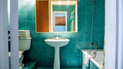 a bathroom with a sink and a toilet and a mirror at Hotel Nilahue in Viña del Mar