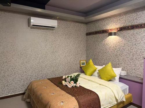 a bedroom with a bed with flowers on it at ホテルＪoＪo in Ikaho