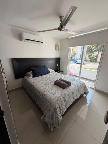 a bedroom with a bed and a ceiling fan at Departamento Conjunto Mirador in Santa Cruz Huatulco