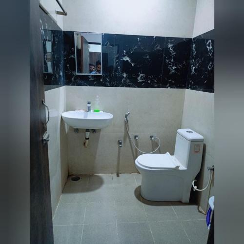 a bathroom with a toilet and a sink at Hotel sphatic in Chitrakoot