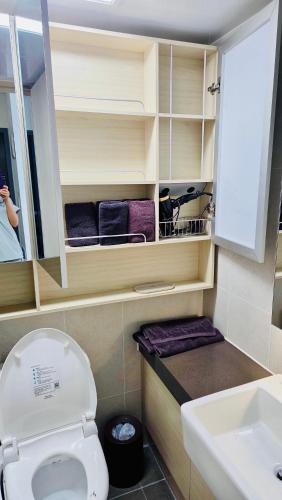 a small bathroom with a toilet and a sink at 양양 죽도해변호텔 오션뷰스테이 일출뷰 바다뷰 힐링뷰 낭만뷰 넷플릭스완 in Saetchak