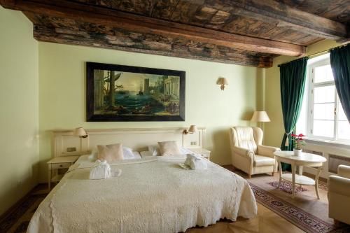 Un dormitorio con una gran cama blanca y una mesa en Tyn Yard Residence, en Praga