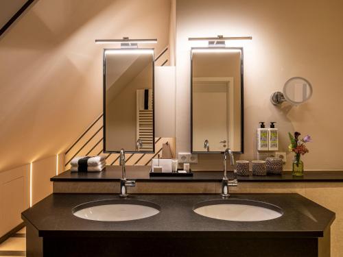 A bathroom at Hotel Goliath am Dom