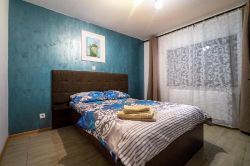 a bedroom with a bed with two towels on it at Casa Dumitrescu in Năvodari