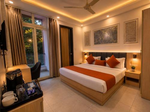 a hotel room with a bed and a window at Hotel Smart Snap Sector 104, Noida in Noida