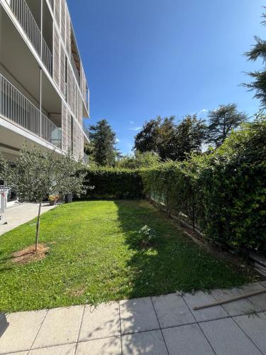 a yard in front of a building at Fusa e Barbera in Asti