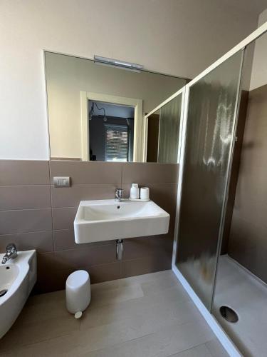 a bathroom with a sink and a shower at Fusa e Barbera in Asti