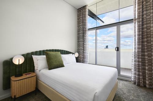 En eller flere senger på et rom på Adina Apartment Hotel Perth
