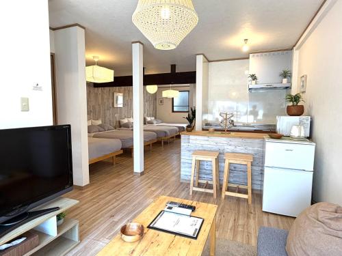 a living room with a kitchen and a living room at 金森赤レンガ倉庫徒歩すぐ 伝統建築リノベ貸切 最大8名 最新設備 in Hakodate