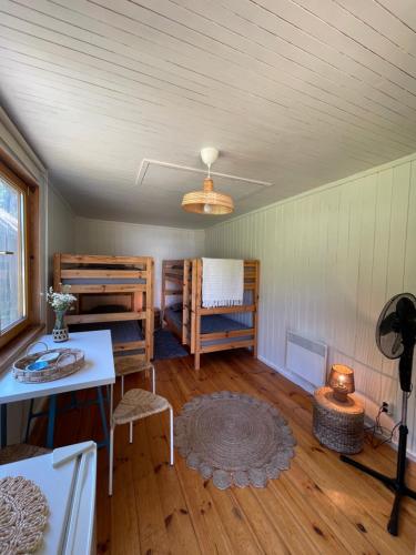 a room with two bunk beds and a ceiling at Vaide kempings in Vaide