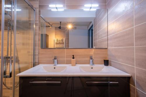 a bathroom with a sink and a mirror at Gîte de l'escapade in Rieutort