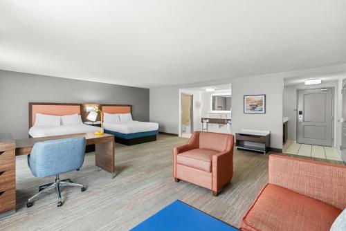 a hotel room with a bed and a desk at Hampton Inn and Suites Peru in Peru