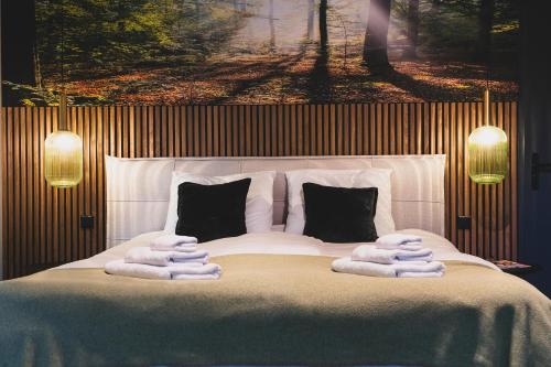 a bedroom with a bed with towels on it at Stijlvol 4-6 pers "Vakantiehuis De Meierij" - compleet ingericht huis met vrij weidezicht in Schijndel