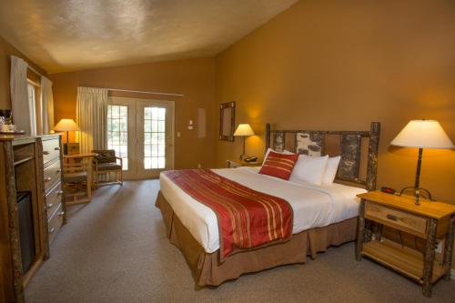 מיטה או מיטות בחדר ב-Headwaters Lodge & Cabins at Flagg Ranch