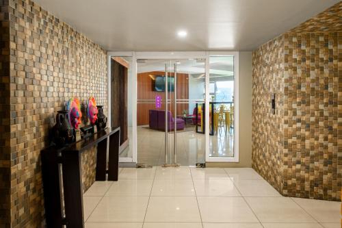 una hall con cabina doccia e porta a vetri di MySpace Hotel @BGC a Manila